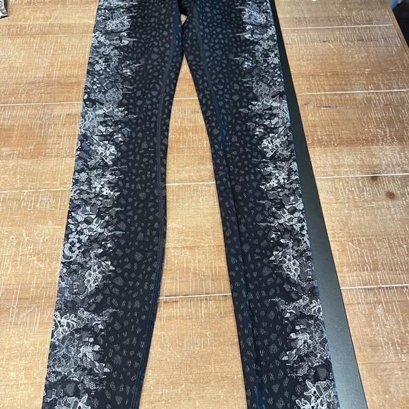 🆕 Lululemon Wunder Under Hi-Rise Leggings
Overlace Ice Grey Black - Picture 4 of 9